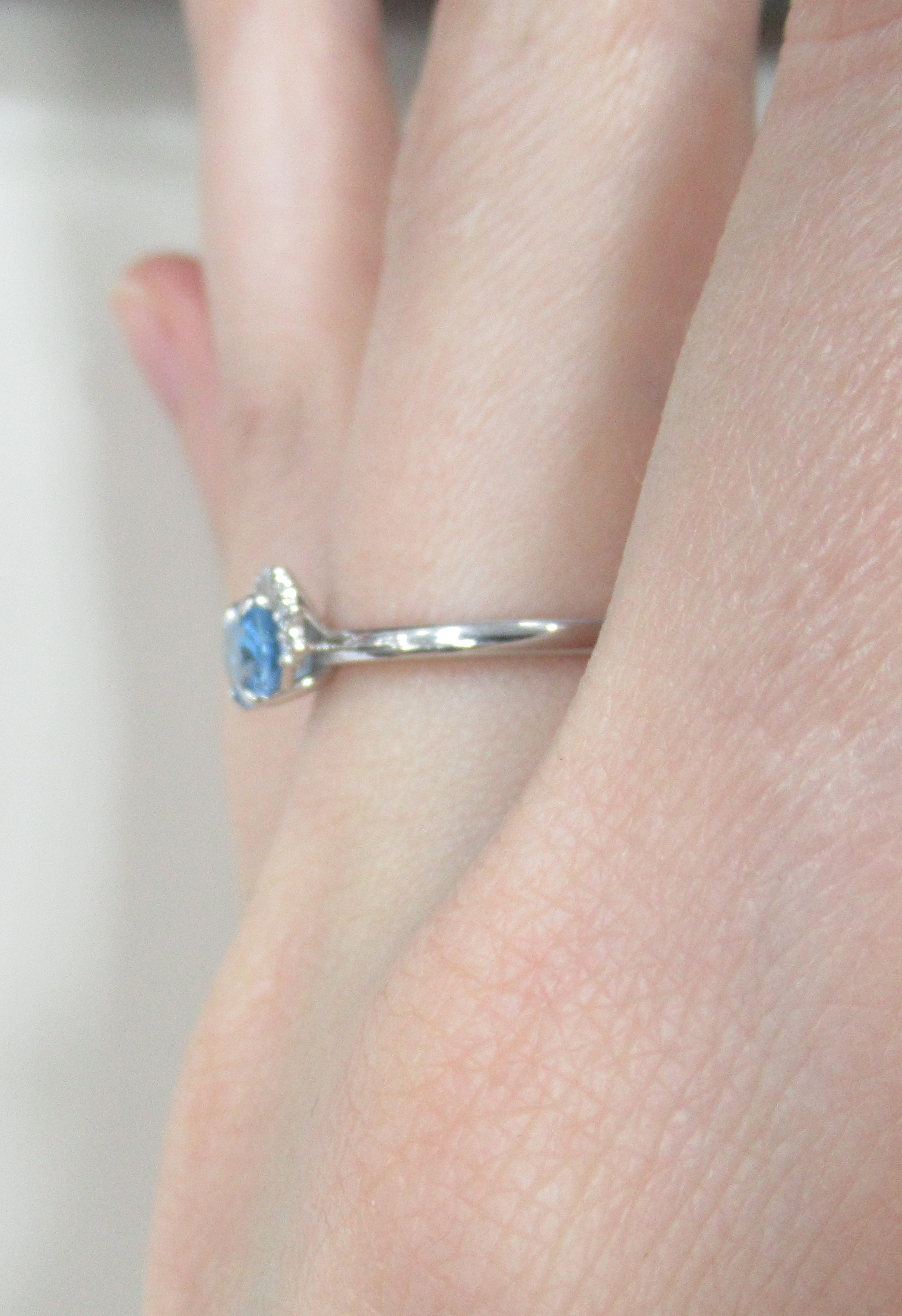 Кольцо из белого золота с топазом